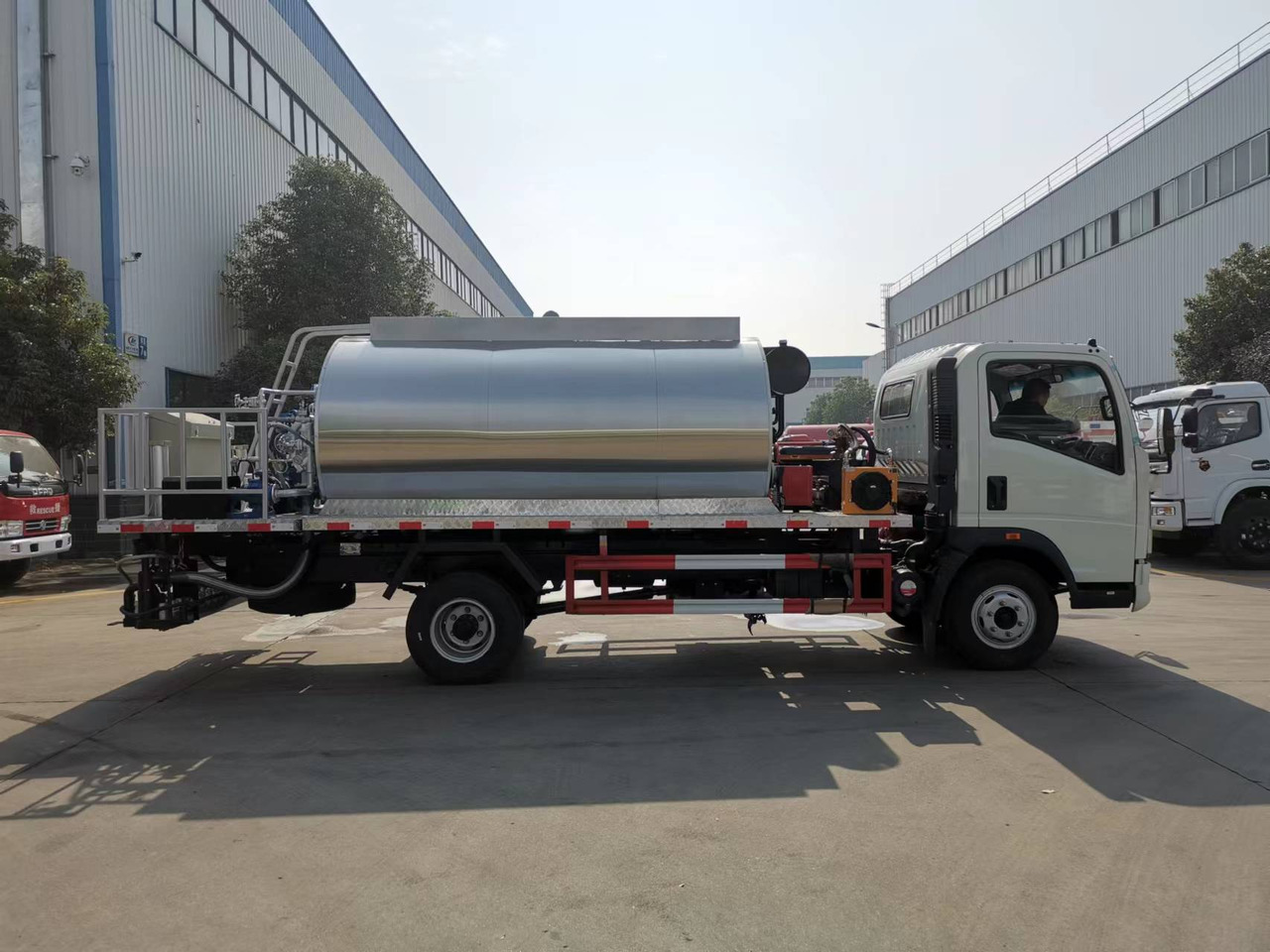 SINOTRUK HOWO CLICK HERE FOR DISCOUNT - Brizgalka za bitumen: slika 3 SINOTRUK HOWO CLICK HERE FOR DISCOUNT - Brizgalka za bitumen: slika 3