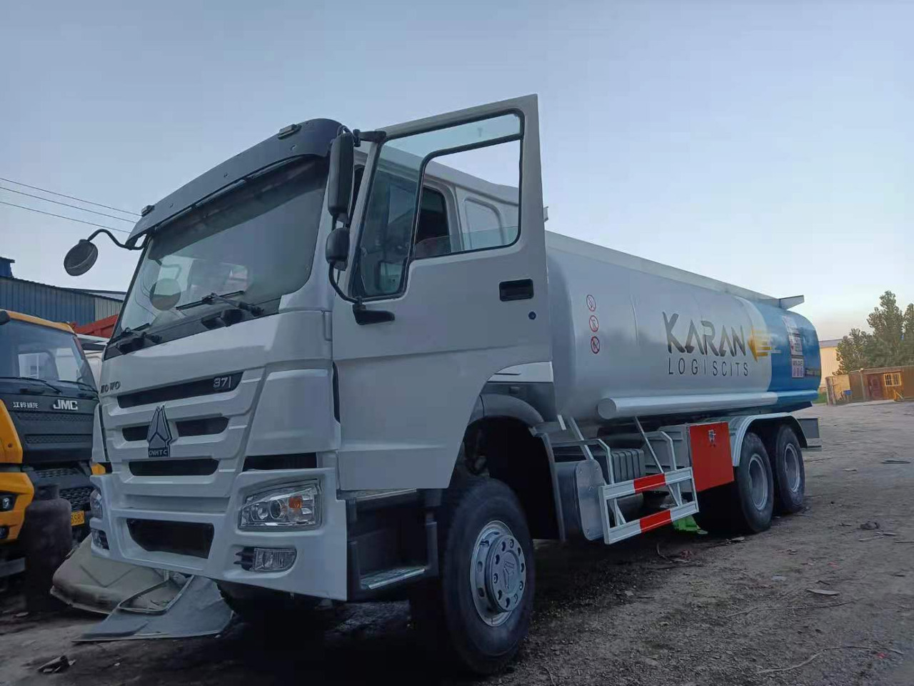 SINOTRUK Howo 371 Fuel Tanker Click Here For DISCOUNT - Tovornjak cisterna: slika 2 SINOTRUK Howo 371 Fuel Tanker Click Here For DISCOUNT - Tovornjak cisterna: slika 2