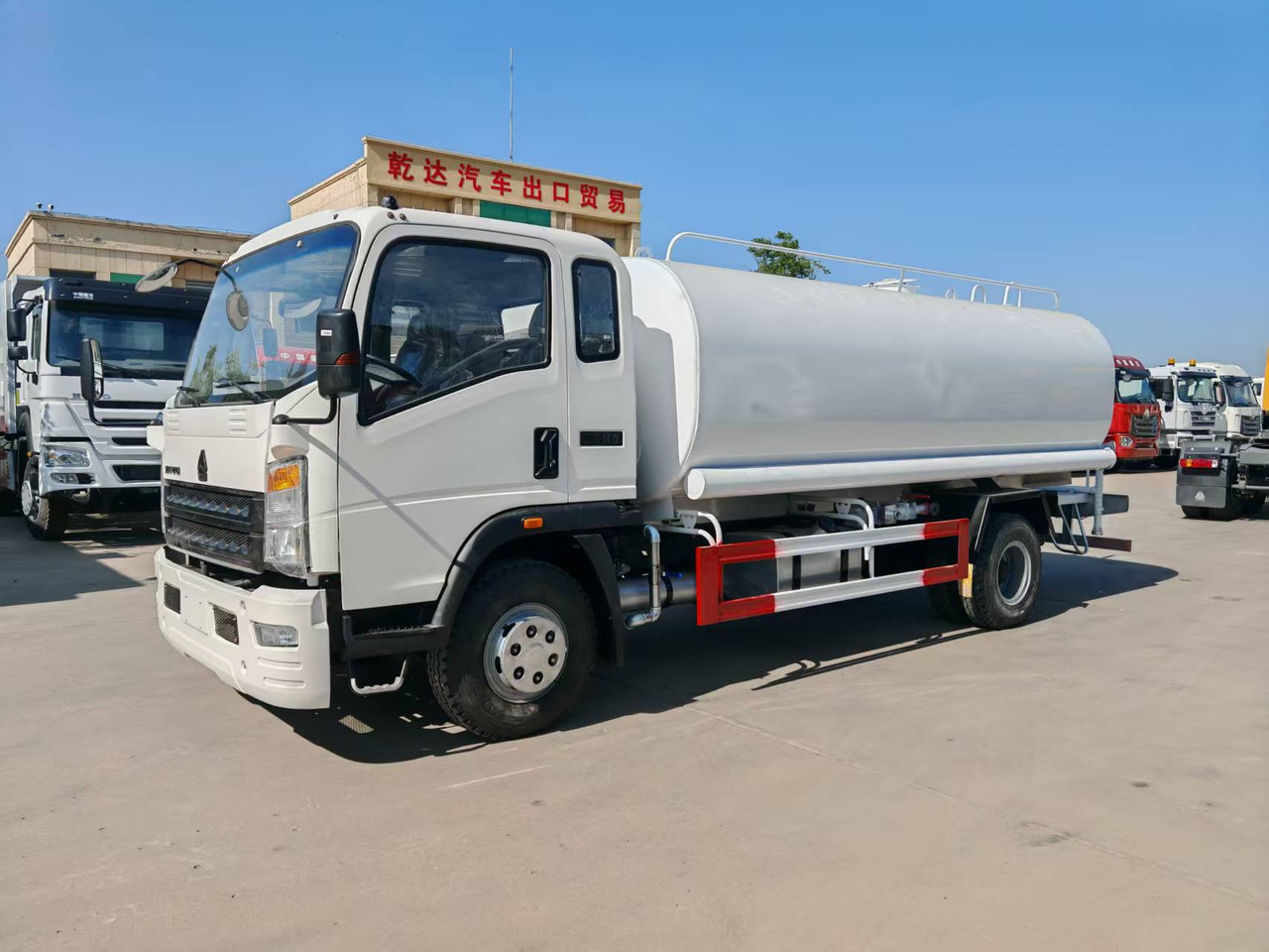 SINOTRUK Howo Water Tanker Click Here For DISCOUNT - Tovornjak cisterna: slika 2 SINOTRUK Howo Water Tanker Click Here For DISCOUNT - Tovornjak cisterna: slika 2