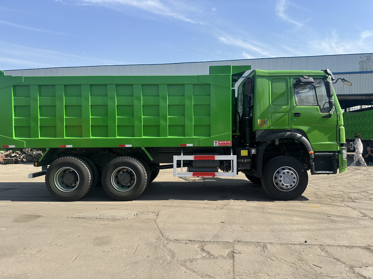 Sinotruck 6x4 HOWO Dump Truck Clcik for Discount - Tovornjak prekucnik: slika 2 Sinotruck 6x4 HOWO Dump Truck Clcik for Discount - Tovornjak prekucnik: slika 2