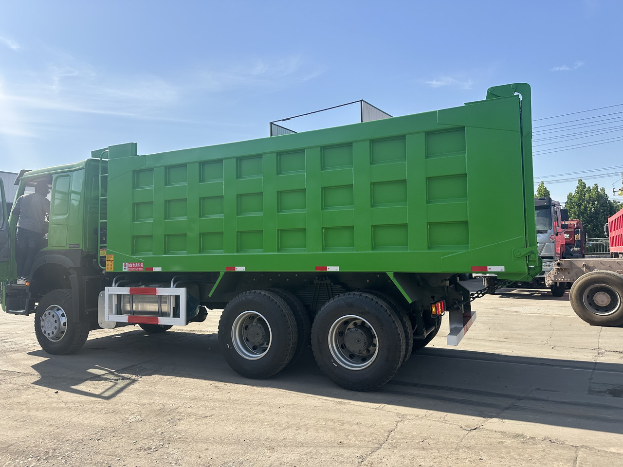 Sinotruck 6x4 HOWO Dump Truck Clcik for Discount - Tovornjak prekucnik: slika 4 Sinotruck 6x4 HOWO Dump Truck Clcik for Discount - Tovornjak prekucnik: slika 4