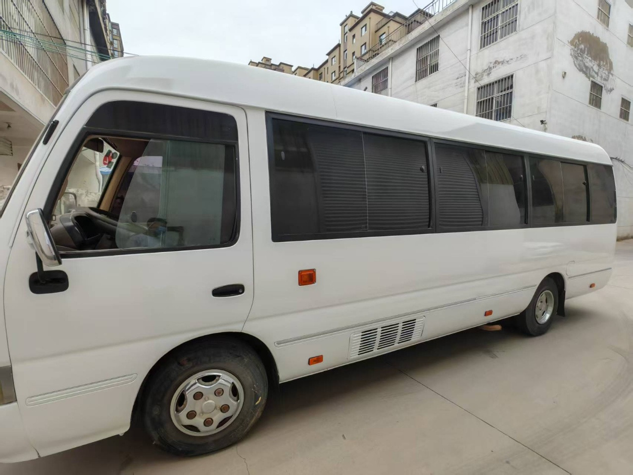TOYOTA White Mini Bus 29 Seats Click Here for Discount - Potovalni avtobus: slika 4 TOYOTA White Mini Bus 29 Seats Click Here for Discount - Potovalni avtobus: slika 4