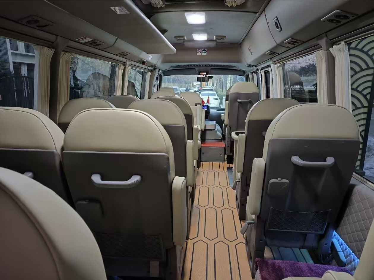 TOYOTA White Mini Bus Click Here for Discount - Potovalni avtobus: slika 2 TOYOTA White Mini Bus Click Here for Discount - Potovalni avtobus: slika 2