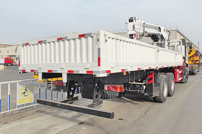 FAW FAW Truck Mounted Crane with Hydraulic Boom for Sale in Kuwait - Tovornjak z dvigalom: slika 3 FAW FAW Truck Mounted Crane with Hydraulic Boom for Sale in Kuwait - Tovornjak z dvigalom: slika 3