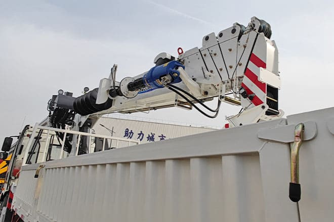 FAW FAW Truck Mounted Crane with Hydraulic Boom for Sale in Kuwait - Tovornjak z dvigalom: slika 2 FAW FAW Truck Mounted Crane with Hydraulic Boom for Sale in Kuwait - Tovornjak z dvigalom: slika 2