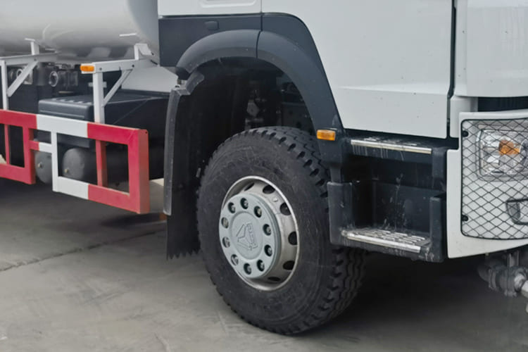 Howo Howo Water Tank Truck for Sale in Zambia - Tovornjak cisterna: slika 4 Howo Howo Water Tank Truck for Sale in Zambia - Tovornjak cisterna: slika 4