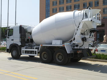 SINOTRUK Concrete Mixer Truck for Sale in Ghana - Avtomešalec: slika 2 SINOTRUK Concrete Mixer Truck for Sale in Ghana - Avtomešalec: slika 2