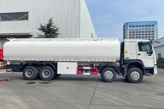 SINOTRUK Howo 371 Petrol Tank Truck Price for Sale in Saudi Arabia - Tovornjak cisterna: slika 4 SINOTRUK Howo 371 Petrol Tank Truck Price for Sale in Saudi Arabia - Tovornjak cisterna: slika 4