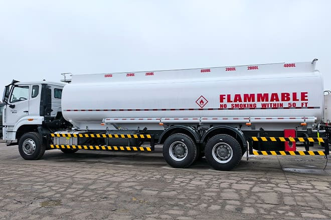 SINOTRUK Howo 380 Petrol Tanker Truck Price for Sale in Sierra Leone - Tovornjak cisterna: slika 2 SINOTRUK Howo 380 Petrol Tanker Truck Price for Sale in Sierra Leone - Tovornjak cisterna: slika 2