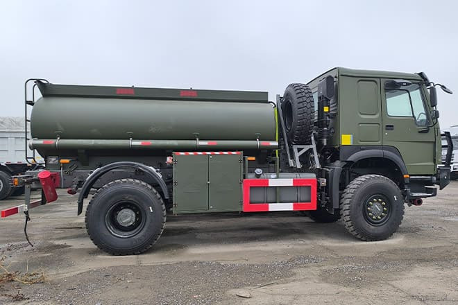 SINOTRUK Howo 4X2 Small Fuel Tanker Truck for Sale in Zambia - Tovornjak cisterna: slika 2 SINOTRUK Howo 4X2 Small Fuel Tanker Truck for Sale in Zambia - Tovornjak cisterna: slika 2