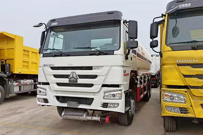 SINOTRUK Howo 6X4 Oil Truck Price for Sale in Djibouti - Tovornjak cisterna: slika 2 SINOTRUK Howo 6X4 Oil Truck Price for Sale in Djibouti - Tovornjak cisterna: slika 2