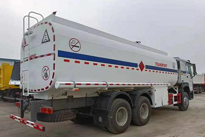 SINOTRUK Howo 6X4 Oil Truck Price for Sale in Djibouti - Tovornjak cisterna: slika 3 SINOTRUK Howo 6X4 Oil Truck Price for Sale in Djibouti - Tovornjak cisterna: slika 3