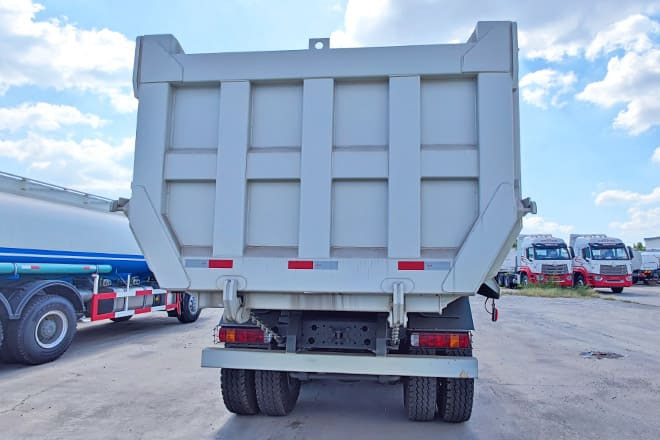 SINOTRUK Howo 8x4 Tipper Truck for Sale in Guinea - Tovornjak prekucnik: slika 4 SINOTRUK Howo 8x4 Tipper Truck for Sale in Guinea - Tovornjak prekucnik: slika 4