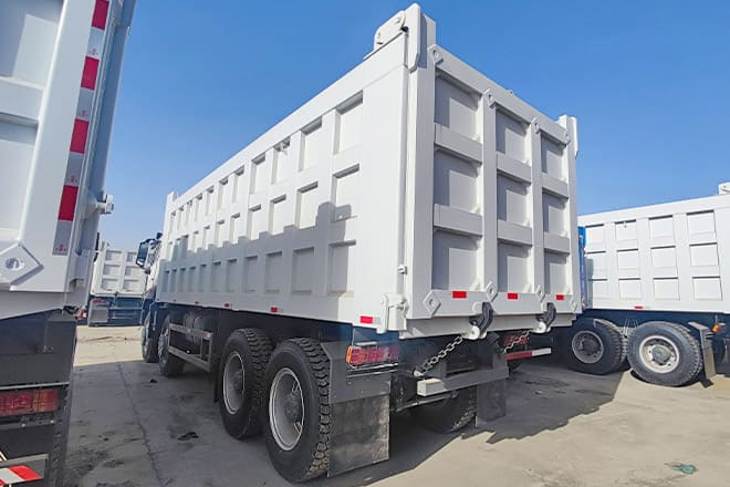 SINOTRUK Sino Howo 8x4 Dump truck for Sale in Senegal - Tovornjak prekucnik: slika 3 SINOTRUK Sino Howo 8x4 Dump truck for Sale in Senegal - Tovornjak prekucnik: slika 3
