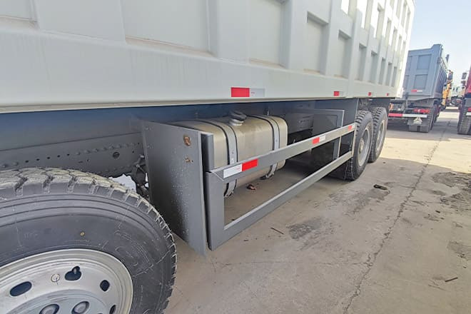 SINOTRUK Sino Howo 8x4 Dump truck for Sale in Senegal - Tovornjak prekucnik: slika 5 SINOTRUK Sino Howo 8x4 Dump truck for Sale in Senegal - Tovornjak prekucnik: slika 5