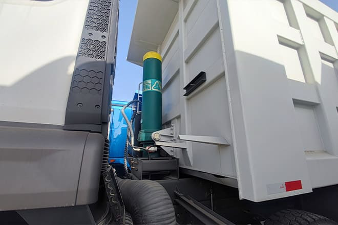 SINOTRUK Sino Howo 8x4 Dump truck for Sale in Senegal - Tovornjak prekucnik: slika 2 SINOTRUK Sino Howo 8x4 Dump truck for Sale in Senegal - Tovornjak prekucnik: slika 2