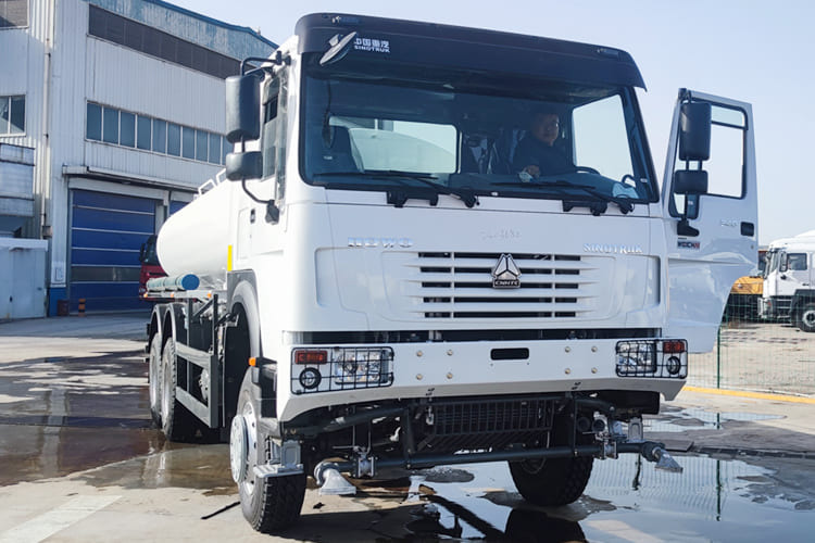 SINOTRUK Sinotruk Water Tanker Truck for Sale in Jamaica - Tovornjak cisterna: slika 1 SINOTRUK Sinotruk Water Tanker Truck for Sale in Jamaica - Tovornjak cisterna: slika 1