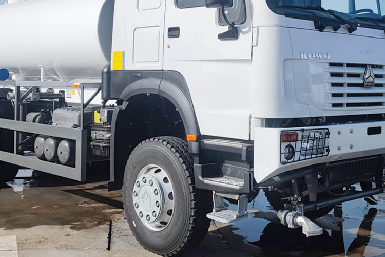 SINOTRUK Sinotruk Water Tanker Truck for Sale in Jamaica - Tovornjak cisterna: slika 4 SINOTRUK Sinotruk Water Tanker Truck for Sale in Jamaica - Tovornjak cisterna: slika 4