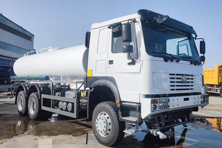 SINOTRUK Sinotruk Water Tanker Truck for Sale in Jamaica - Tovornjak cisterna: slika 2 SINOTRUK Sinotruk Water Tanker Truck for Sale in Jamaica - Tovornjak cisterna: slika 2