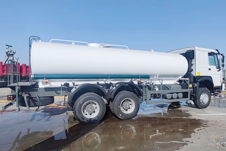 SINOTRUK Sinotruk Water Tanker Truck for Sale in Jamaica - Tovornjak cisterna: slika 5 SINOTRUK Sinotruk Water Tanker Truck for Sale in Jamaica - Tovornjak cisterna: slika 5