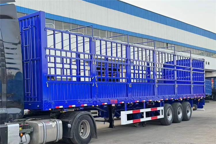 TITAN 3 Axle Cargo Fence Trailer with Air Suspension Transport Animal - Polprikolica za prevoz živine: slika 4 TITAN 3 Axle Cargo Fence Trailer with Air Suspension Transport Animal - Polprikolica za prevoz živine: slika 4