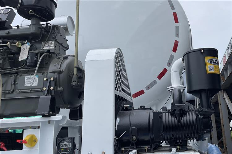 TITAN 4 Axle Bulker Cement Tanker Trailer for Sale In Zambia - Polprikolica cisterna: slika 3 TITAN 4 Axle Bulker Cement Tanker Trailer for Sale In Zambia - Polprikolica cisterna: slika 3