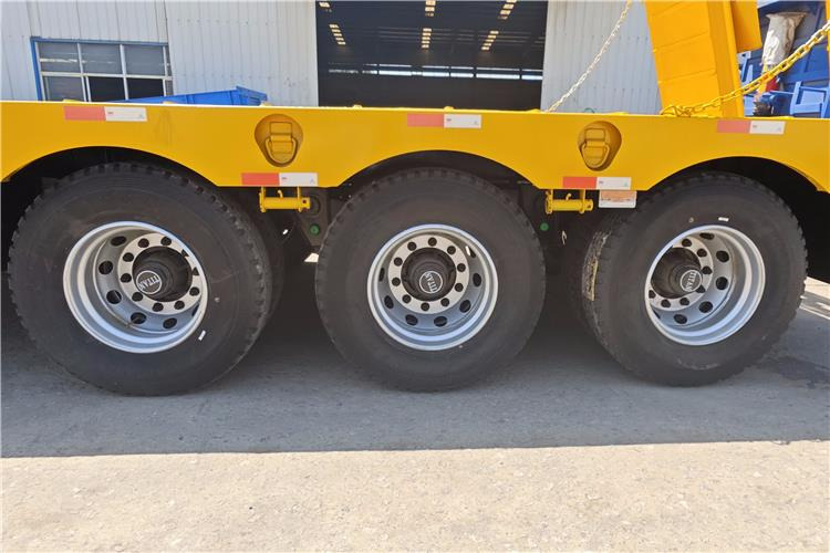 TITAN 40ft Low Bed Trailer with Hydraulic Folding Ladder for Sale In Malawi - Nizko noseča polprikolica: slika 4 TITAN 40ft Low Bed Trailer with Hydraulic Folding Ladder for Sale In Malawi - Nizko noseča polprikolica: slika 4