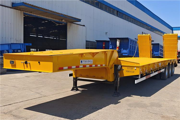 TITAN 40ft Low Bed Trailer with Hydraulic Folding Ladder for Sale In Malawi - Nizko noseča polprikolica: slika 1 TITAN 40ft Low Bed Trailer with Hydraulic Folding Ladder for Sale In Malawi - Nizko noseča polprikolica: slika 1