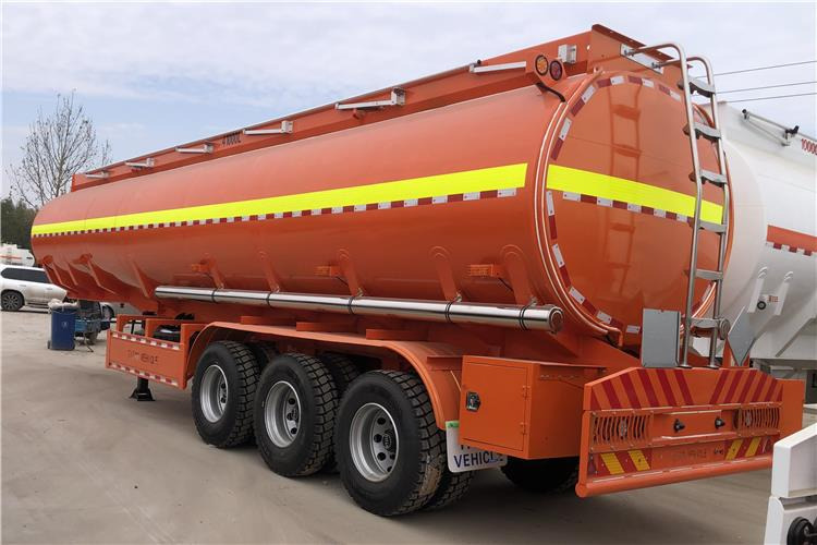 TITAN 45000 Liters Fuel Oil Diesel Tanker Trailer for Sale In Saudi Arabia - Polprikolica cisterna: slika 4 TITAN 45000 Liters Fuel Oil Diesel Tanker Trailer for Sale In Saudi Arabia - Polprikolica cisterna: slika 4