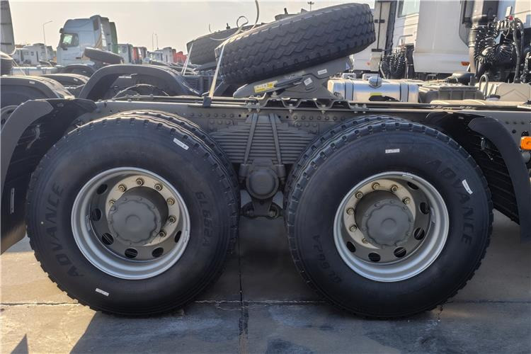 SINOTRUK Howo NX Truck Tractor 6x4 380hp Price for Sale In Tanzania - Vlačilec: slika 5 SINOTRUK Howo NX Truck Tractor 6x4 380hp Price for Sale In Tanzania - Vlačilec: slika 5