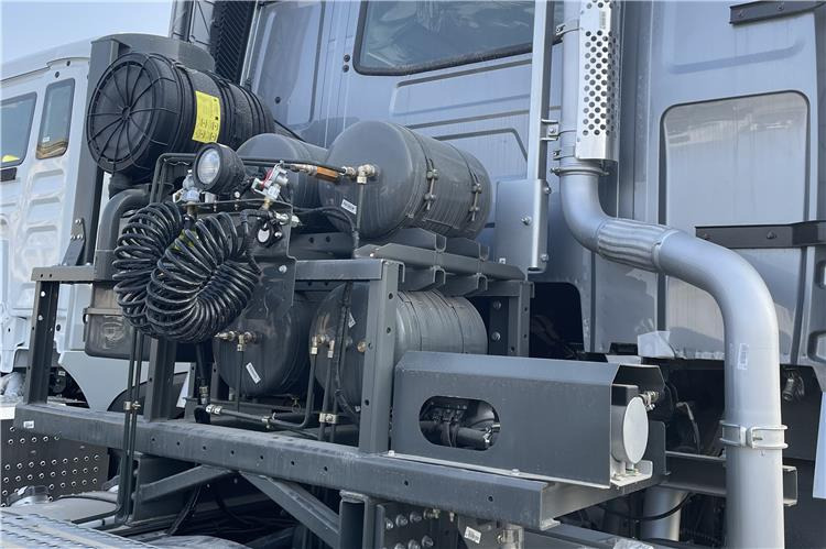 SINOTRUK Howo T7H Truck Head for Sale In Zimbabwe - Vlačilec: slika 4 SINOTRUK Howo T7H Truck Head for Sale In Zimbabwe - Vlačilec: slika 4