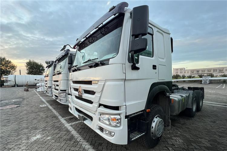 SINOTRUK Howo Truck Price - 400hp 10 Wheeler for Sale In Cameroon - Vlačilec: slika 1 SINOTRUK Howo Truck Price - 400hp 10 Wheeler for Sale In Cameroon - Vlačilec: slika 1