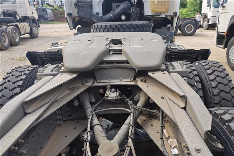 SINOTRUK Used Howo 400hp Tractor Truck for Sale In Nigeria Lagos - Vlačilec: slika 3 SINOTRUK Used Howo 400hp Tractor Truck for Sale In Nigeria Lagos - Vlačilec: slika 3