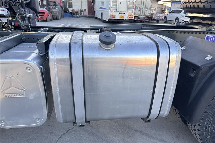 Sinotruk Used Howo 380HP Truck Head with RHD for Sale In Tanzania - Vlačilec: slika 3 Sinotruk Used Howo 380HP Truck Head with RHD for Sale In Tanzania - Vlačilec: slika 3