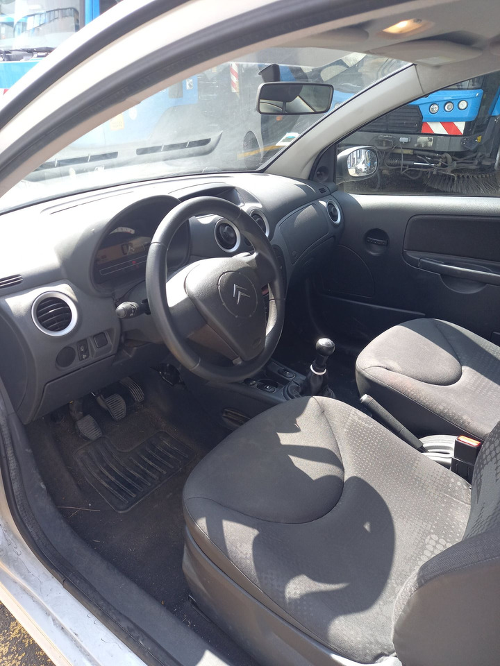 Avtomobil CITROEN C2 -Berline commerciale essence  - 3 portes - 2 places - autoradio - BV 5 - 4CV - Carrosserie : Légères griffes sur bas de caisse côté droit (Voir photo) - Leger décalage aile avant gauche (Vo: slika 7