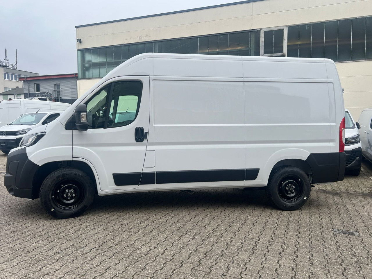 Opel Movano L2H2 140 Kasten Rückfahrkam Allwetter+ - Furgon: slika 5 Opel Movano L2H2 140 Kasten Rückfahrkam Allwetter+ - Furgon: slika 5