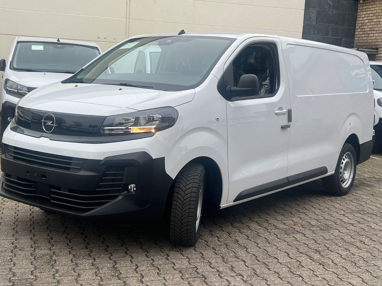 Opel Vivaro L3H1 144 PS Schalter Allwetter AHK Rückfa - Furgon: slika 4 Opel Vivaro L3H1 144 PS Schalter Allwetter AHK Rückfa - Furgon: slika 4