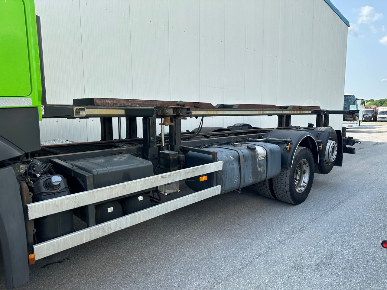 Kontejnerski tovornjak/ Tovornjak z zamenljivim tovoriščem, Tovornjak z dvigalom Mercedes-Benz Actros 2748  Wiesel Mafi Telberg: slika 6
