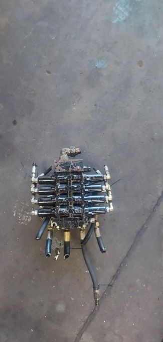 Rozdzielacz główny Kramer 342 - Hidravlika za Gradbeni stroj: slika 2 Rozdzielacz główny Kramer 342 - Hidravlika za Gradbeni stroj: slika 2