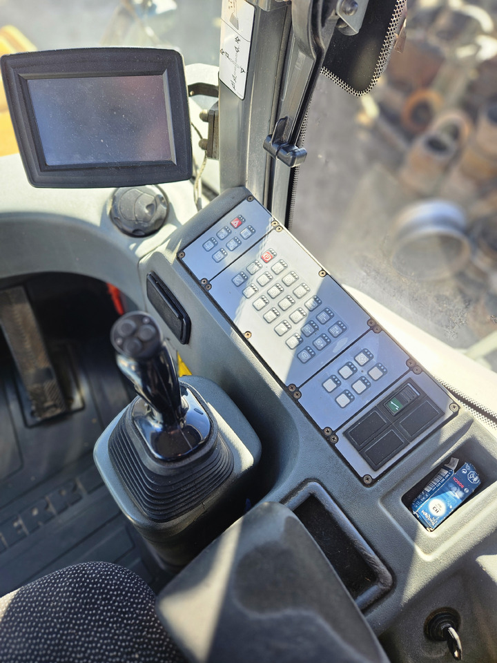 Kolesni nakladalec LIEBHERR L566: slika 8