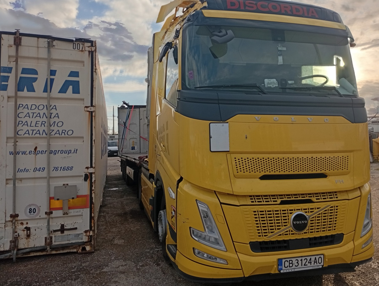 VOLVO FH 460 Aero, Damaged, Located in Bari,Italy - Vlačilec: slika 1 VOLVO FH 460 Aero, Damaged, Located in Bari,Italy - Vlačilec: slika 1
