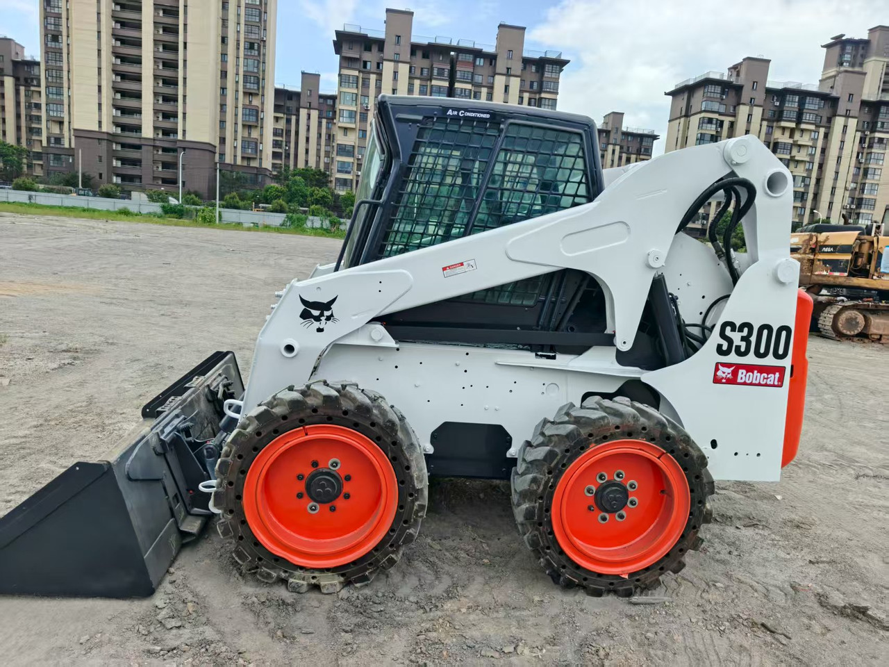 BOBCAT skid steer loader S300 Mining/Agriculture/Urban Construction - Mini nakladalec: slika 1 BOBCAT skid steer loader S300 Mining/Agriculture/Urban Construction - Mini nakladalec: slika 1