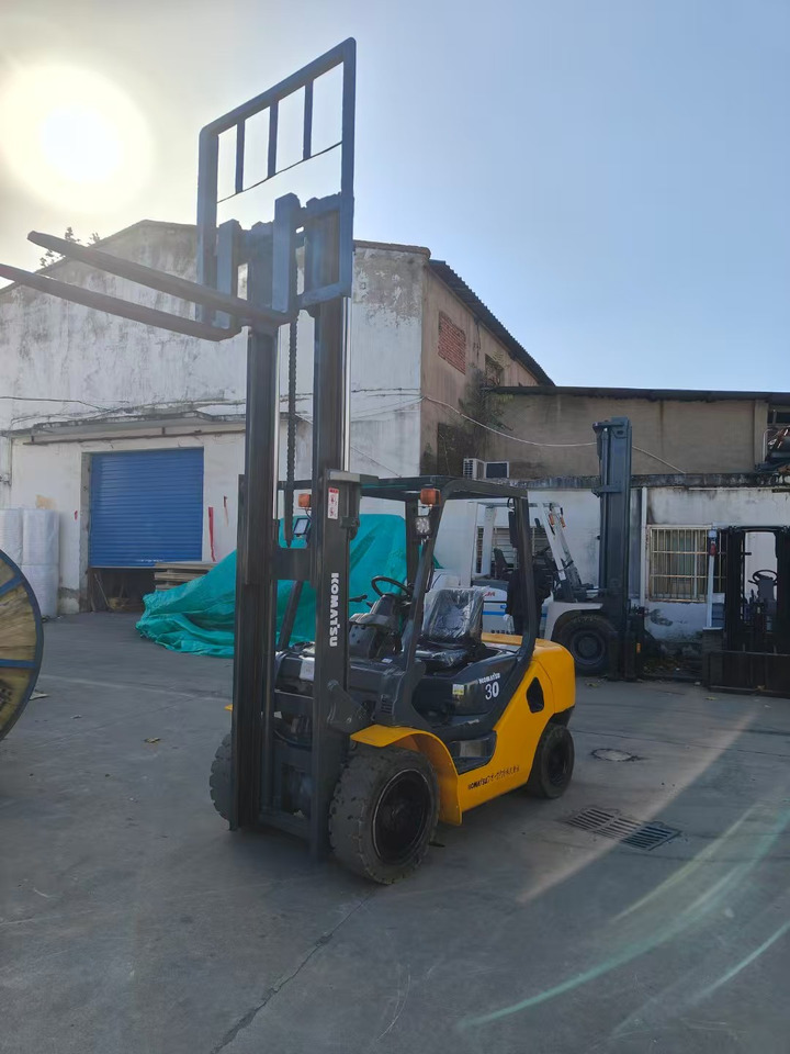 KOMATSU FD30T japan brand used 3 ton forklift - Diesel viličar: slika 2 KOMATSU FD30T japan brand used 3 ton forklift - Diesel viličar: slika 2