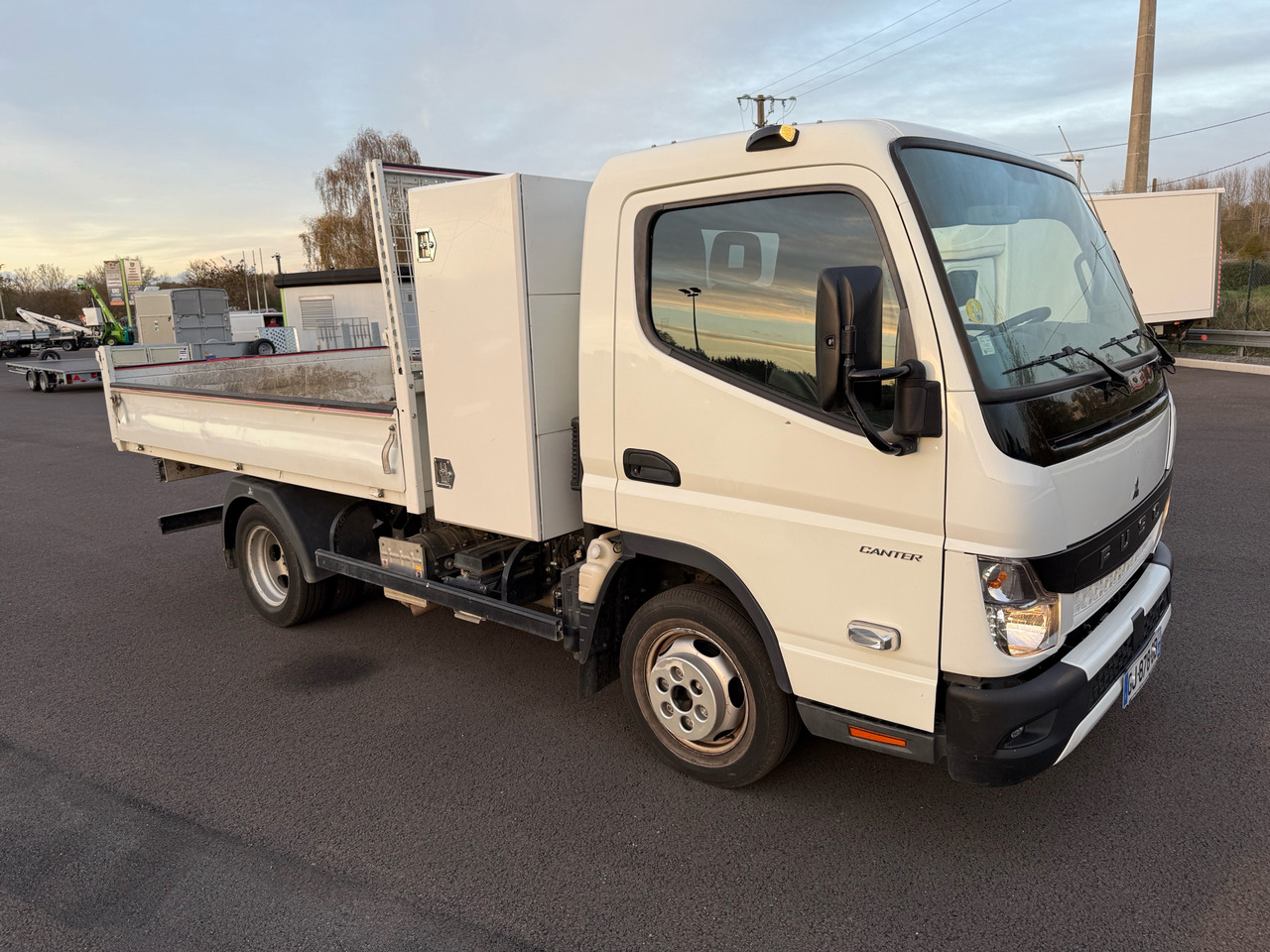 Mitsubishi Canter Fuso - Dostavno vozilo prekucnik: slika 1 Mitsubishi Canter Fuso - Dostavno vozilo prekucnik: slika 1