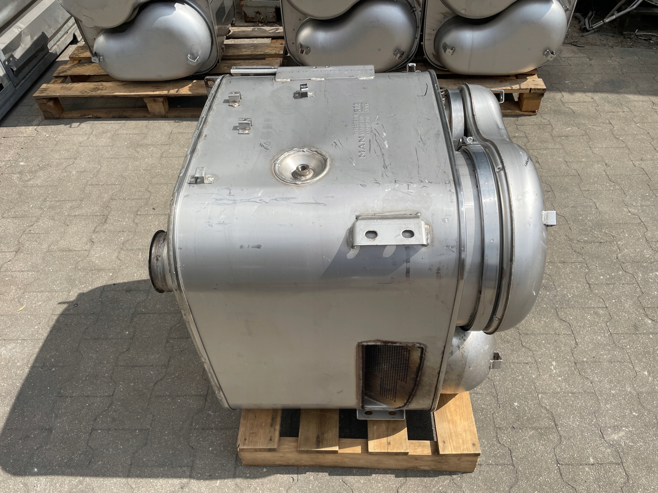 KATALIZATOR MAN TGX TGS EURO 6 DPF TŁUMIK WYDECH 81151036101 - Katalizator za Tovornjak: slika 4 KATALIZATOR MAN TGX TGS EURO 6 DPF TŁUMIK WYDECH 81151036101 - Katalizator za Tovornjak: slika 4