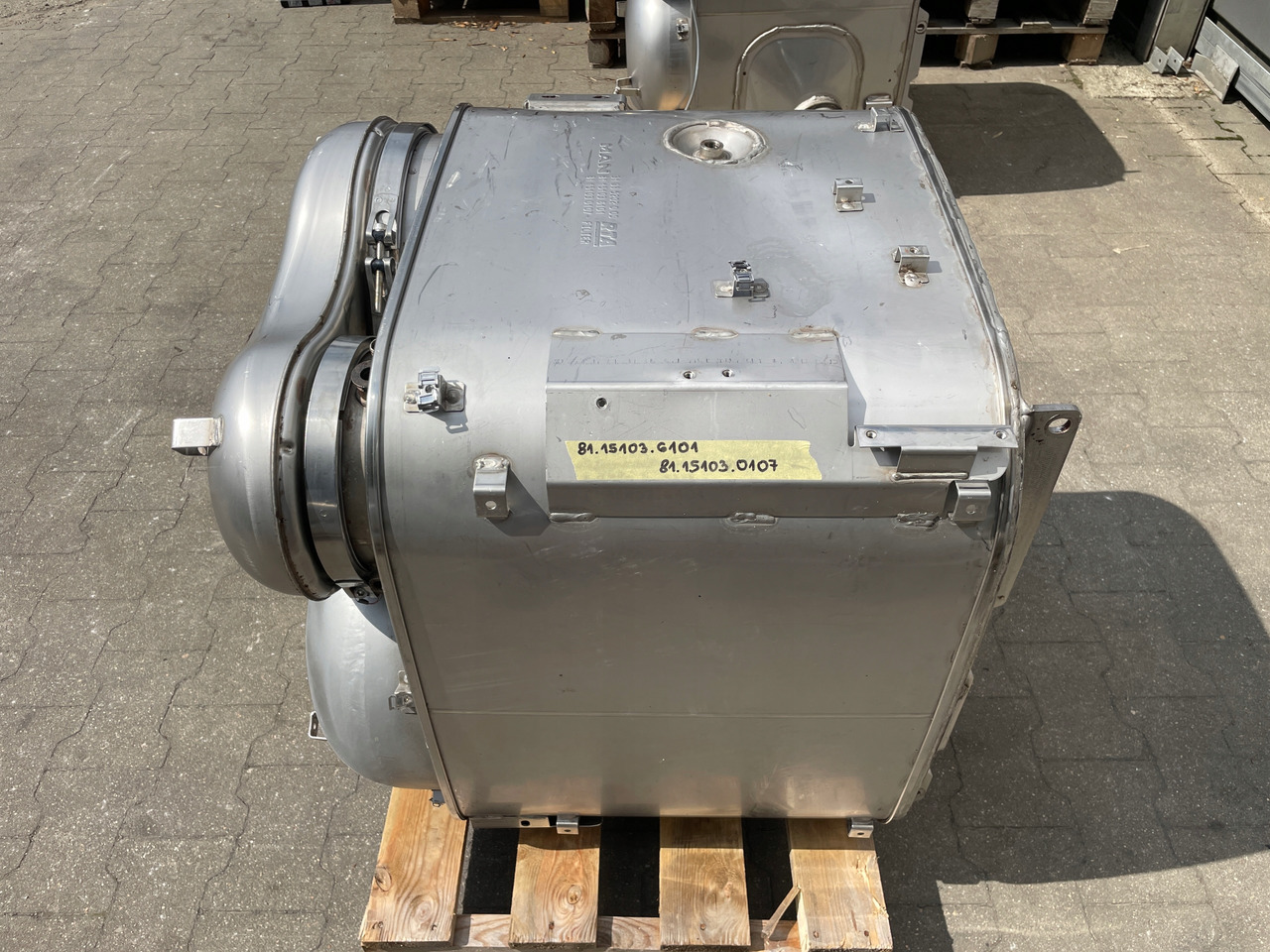 KATALIZATOR MAN TGX TGS EURO 6 DPF TŁUMIK WYDECH 81151036101 - Katalizator za Tovornjak: slika 2 KATALIZATOR MAN TGX TGS EURO 6 DPF TŁUMIK WYDECH 81151036101 - Katalizator za Tovornjak: slika 2