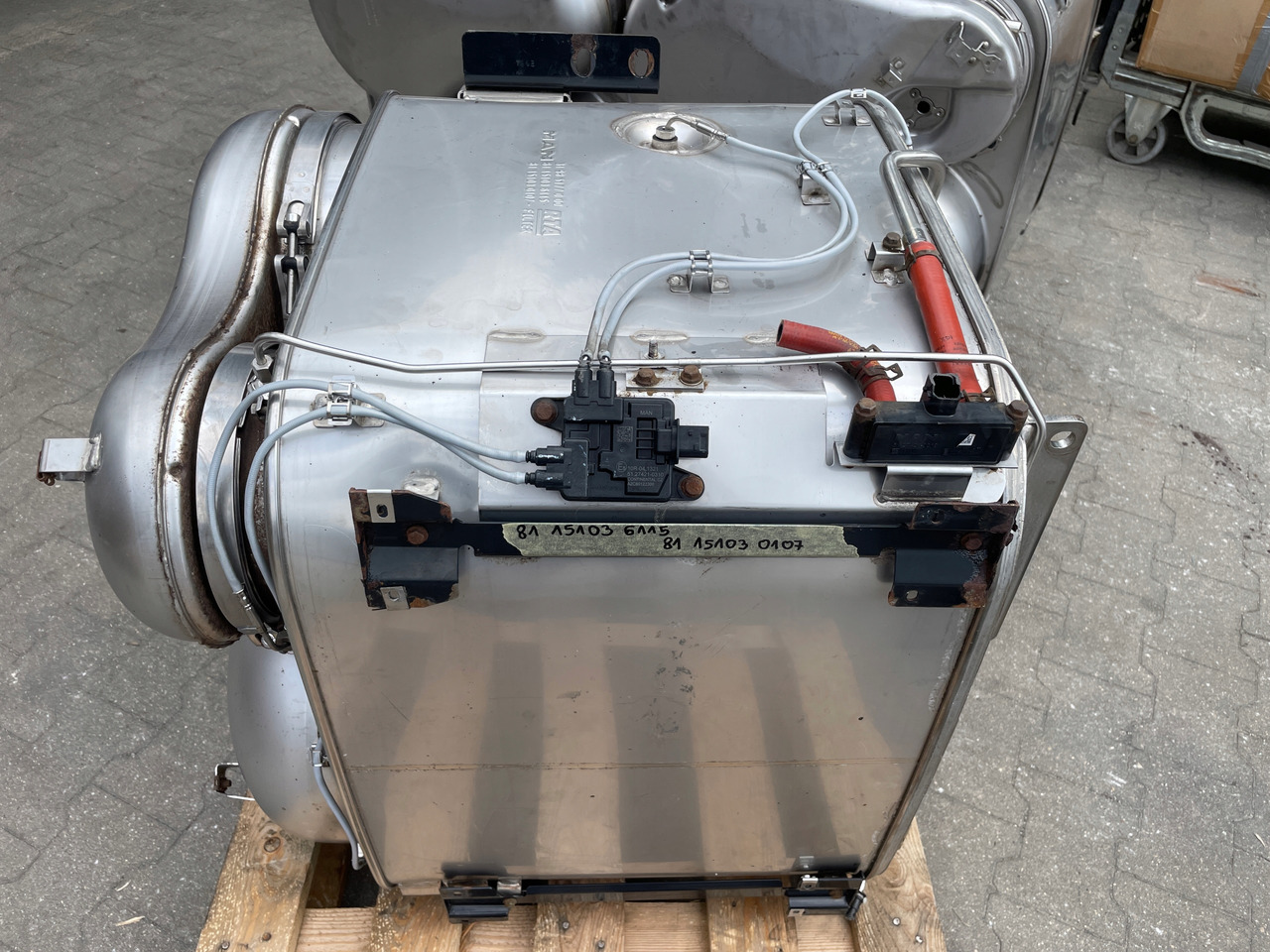 KATALIZATOR MAN TGX TGS EURO 6 DPF TŁUMIK WYDECH 81151036115 - Izpušna cev za Tovornjak: slika 2 KATALIZATOR MAN TGX TGS EURO 6 DPF TŁUMIK WYDECH 81151036115 - Izpušna cev za Tovornjak: slika 2