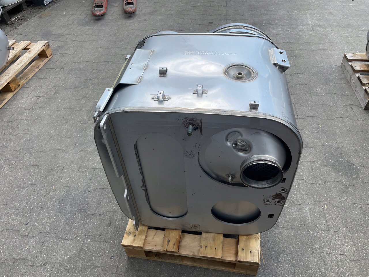 KATALIZATOR MAN TGX TGS EURO 6 DPF TŁUMIK WYDECH 81151036115 - Katalizator za Tovornjak: slika 2 KATALIZATOR MAN TGX TGS EURO 6 DPF TŁUMIK WYDECH 81151036115 - Katalizator za Tovornjak: slika 2