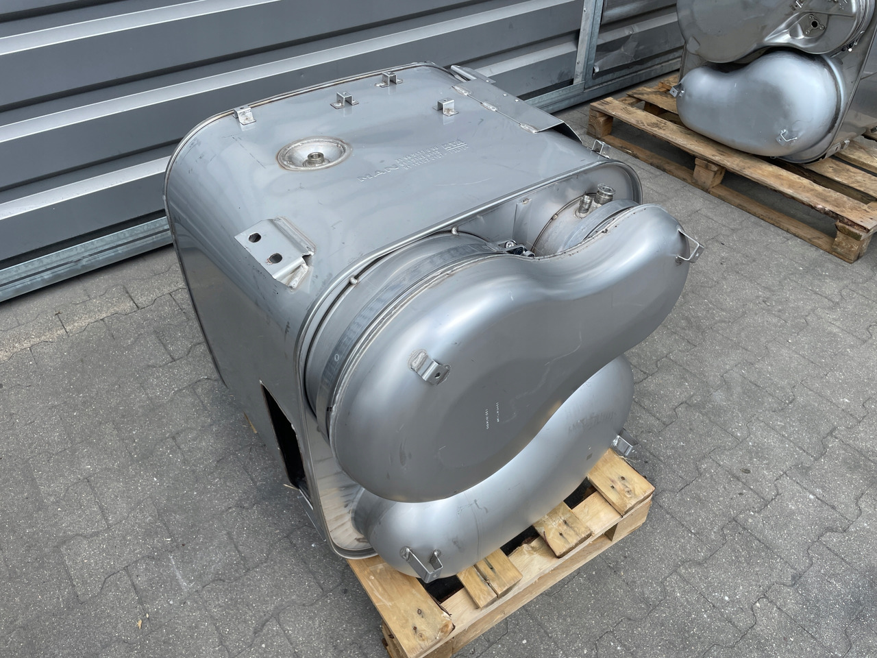 KATALIZATOR MAN TGX TGS EURO 6 DPF TŁUMIK WYDECH 81151036115 - Katalizator za Tovornjak: slika 1 KATALIZATOR MAN TGX TGS EURO 6 DPF TŁUMIK WYDECH 81151036115 - Katalizator za Tovornjak: slika 1