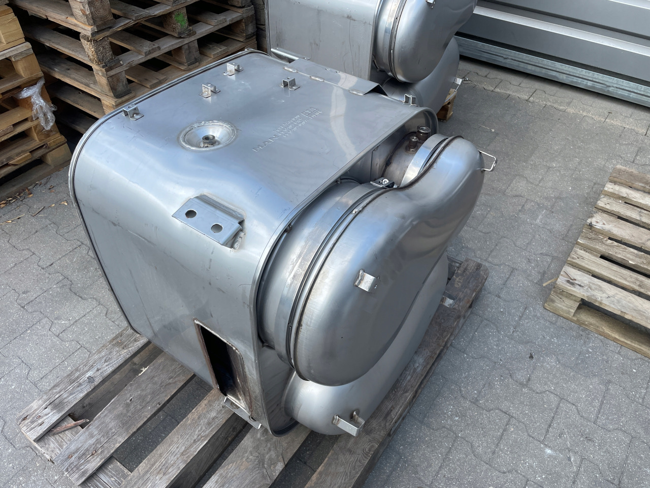 KATALIZATOR MAN TGX TGS EURO 6 DPF TŁUMIK WYDECH 81151036125 - Katalizator: slika 1 KATALIZATOR MAN TGX TGS EURO 6 DPF TŁUMIK WYDECH 81151036125 - Katalizator: slika 1